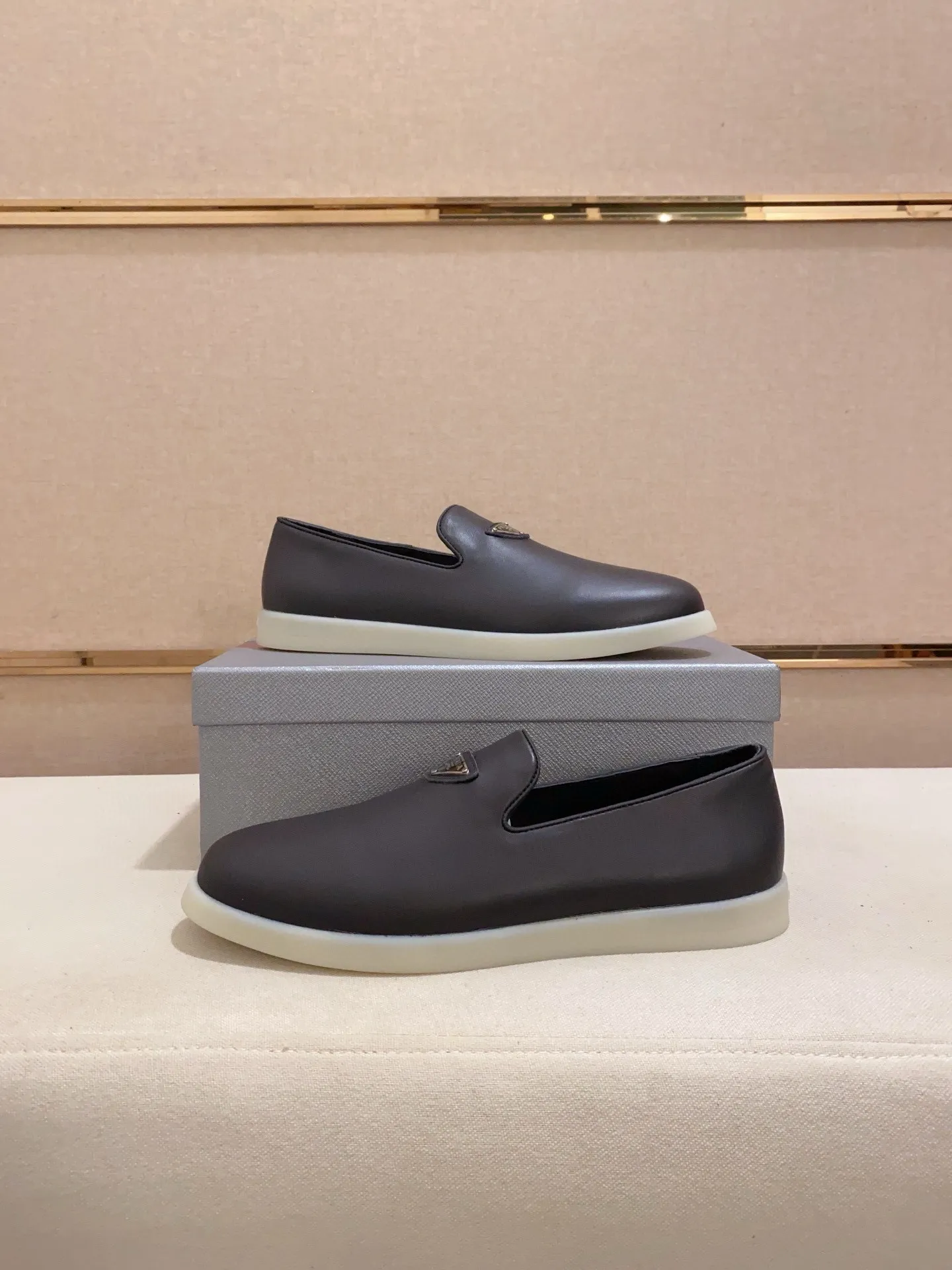 Men's shoes 💰 580💰 ✔️✔️✔️High-quality new PRADA counters are launched at the same time. The new men's shoes and 😘fabrics are selected from high-silk bald cowhide and are made by pure handicrafts. Lining: Full cowhide lining. 👍🏿 High-end ☄️ air-cushion molded anti-slip rubber outsole, exquisite lines, simple and elegant, comfortable and high-end for leisure travel. Code number: 38 to 44 (45 can be customized)